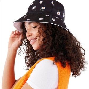 Alice + Olivia Daisy Print Reversible Canvas Bucket Hat Black White NWT